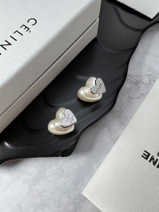 OMG the celine earring it so cute